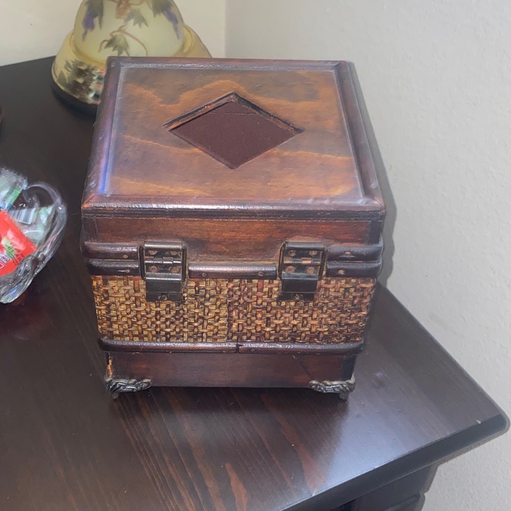Vintage Wooden and Woven Kleenex Storage Box - Picture 3 of 5